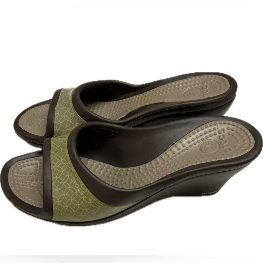 CROCS Sassari wedge sandals in brown and green - Picture 3 of 8